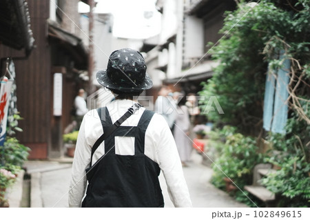 古い街並みを歩く女性 古い街並みを歩く女性 102849615