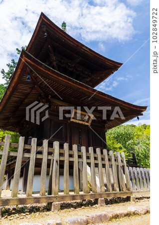 京都嵯峨嵐山の夏 緑豊かな常寂光寺 多宝塔 京都嵯峨嵐山の夏 緑豊かな常寂光寺 多宝塔 102849722