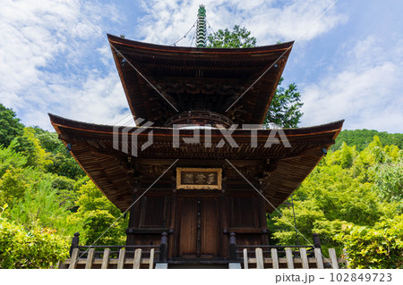 京都嵯峨嵐山の夏　緑豊かな常寂光寺　多宝塔 102849723