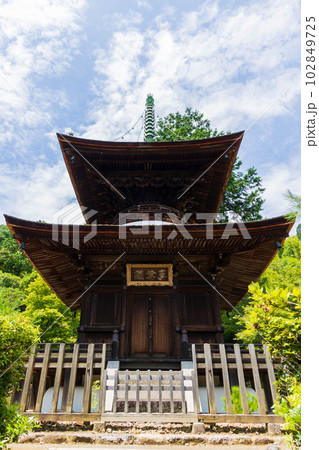 京都嵯峨嵐山の夏 緑豊かな常寂光寺 多宝塔 京都嵯峨嵐山の夏 緑豊かな常寂光寺 多宝塔 102849725
