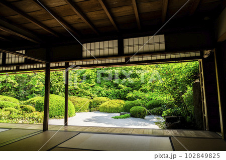 初夏の詩仙堂 丈山寺の風景 新緑の庭園 京都府京都市 初夏の詩仙堂 丈山寺の風景 新緑の庭園 京都府京都市 102849825