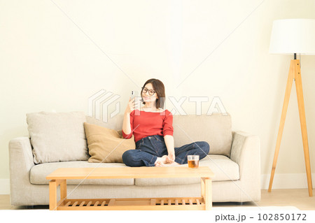 私服の若い女性　リビング　スマホ 102850172