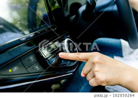 車の空調を調整する手元 102850264