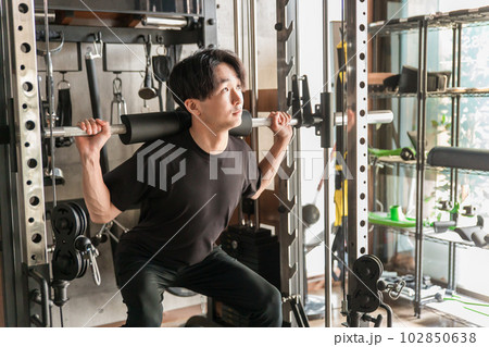 ジムでバーベルスクワットをするアジア人男性 102850638