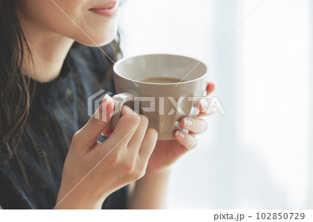 カフェオレを飲む女性 パーツカット カフェオレを飲む女性 パーツカット 102850729
