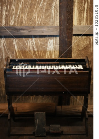 レトロなカフェに置いてあったピアノ 102851038