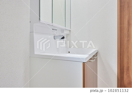 洗面台 鏡 手洗い 歯磨き 身支度 洗面台 鏡 手洗い 歯磨き 身支度 102851132