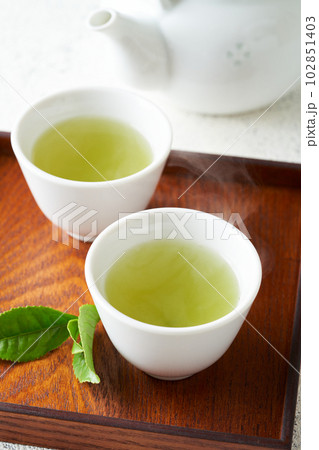急須で淹れた緑茶 102851403