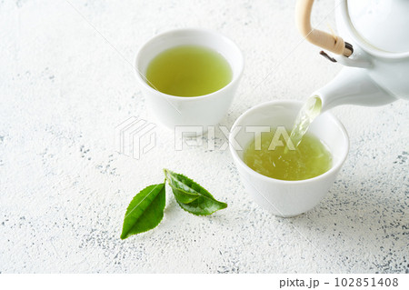 急須で淹れた緑茶 102851408