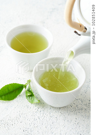 急須で淹れた緑茶 102851409