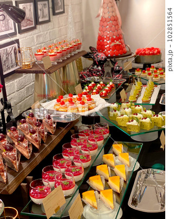 カフェのスイーツビュッフェ 102851564