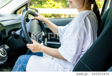 車を運転するイメージ 車を運転するイメージ 102851914