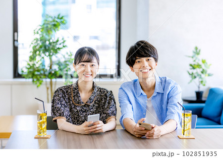 デートをするカップル 102851935