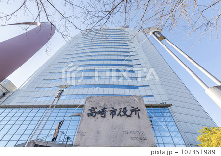 群馬県高崎市　快晴の高崎市役所 102851989