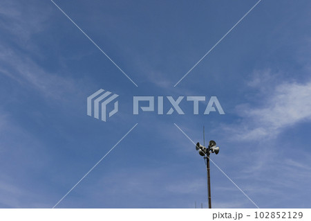 青空が背景の防災スピーカー 青空が背景の防災スピーカー 102852129