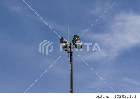 青空が背景の防災スピーカー 102852131