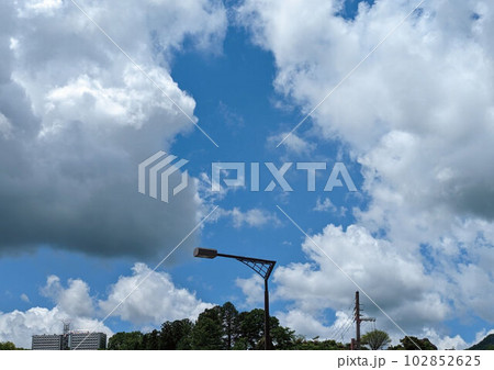 青空と街灯 青空と街灯 102852625