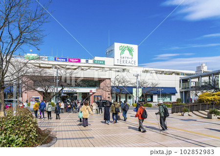 【神奈川県】買い物客で賑わうたまプラーザ駅前 102852983