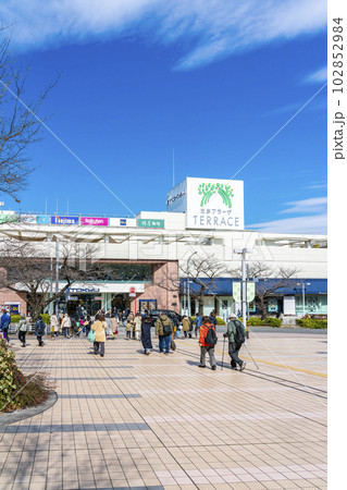 【神奈川県】買い物客で賑わうたまプラーザ駅前 102852984