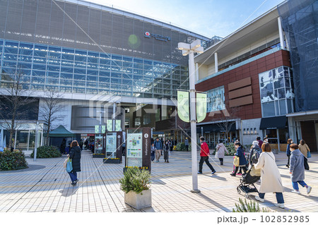 【神奈川県】買い物客で賑わうたまプラーザ駅前 102852985
