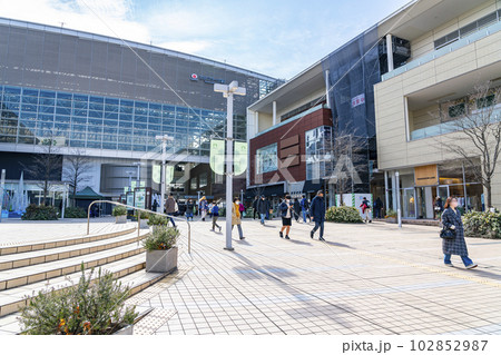 【神奈川県】買い物客で賑わうたまプラーザ駅前 102852987