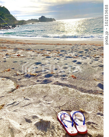 海と砂浜とビーチサンダルの写真素材 [102853688] - PIXTA