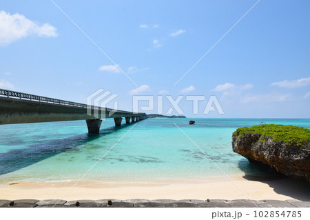 池間大橋と美しい宮古ブルー 102854785