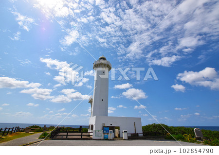 平安名埼灯台と青い空 平安名埼灯台と青い空 102854790