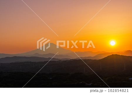 湘南平から望む富士山と夕陽 湘南平から望む富士山と夕陽 102854821