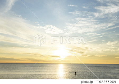 日本海に沈む夕日 102855069