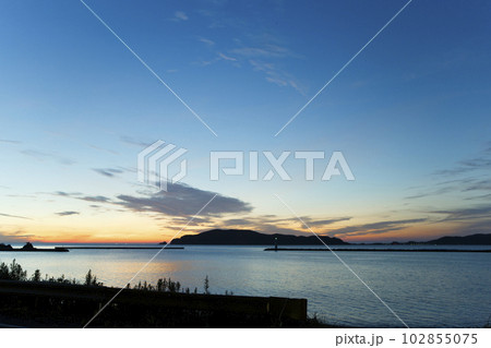 夕焼けの油谷湾　夏 102855075