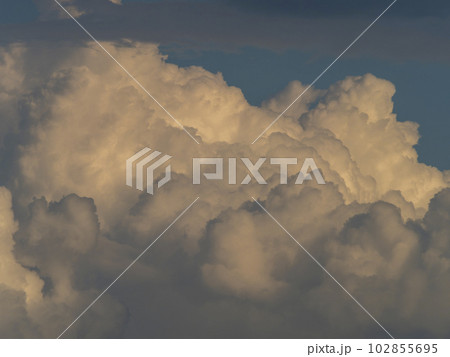 夕陽に照らされた積乱雲の背景素材 102855695