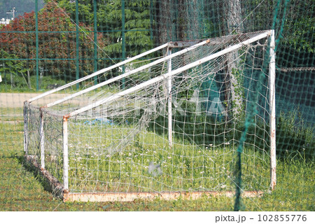 倒された古いサッカーゴール 倒された古いサッカーゴール 102855776