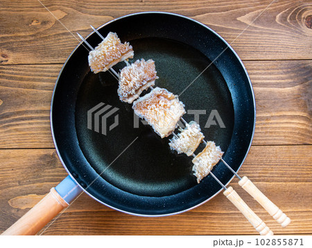 揚げ油と甘鯛 揚げ油と甘鯛 102855871