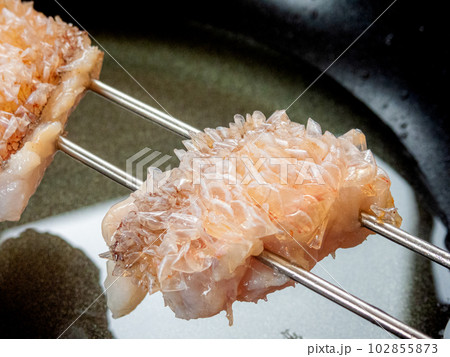 揚げ油と甘鯛 揚げ油と甘鯛 102855873