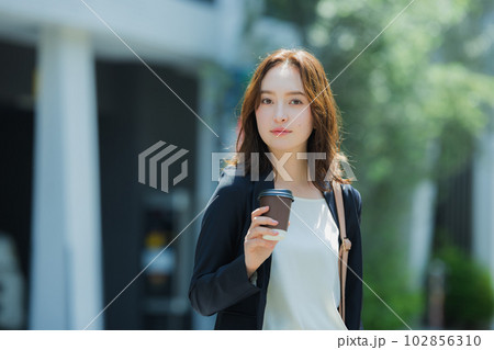 屋外を歩く女性 102856310