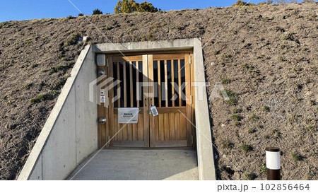 奈良県明日香村の牽牛子塚古墳 102856464