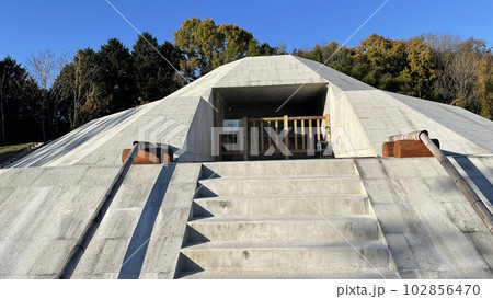 奈良県明日香村の牽牛子塚古墳 102856470