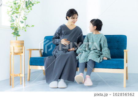 親子　妊婦　小学生の女の子　  102856562