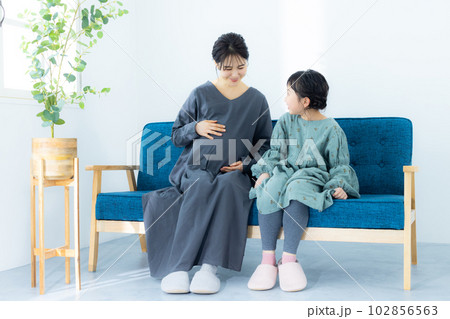 親子　妊婦　小学生の女の子　  102856563