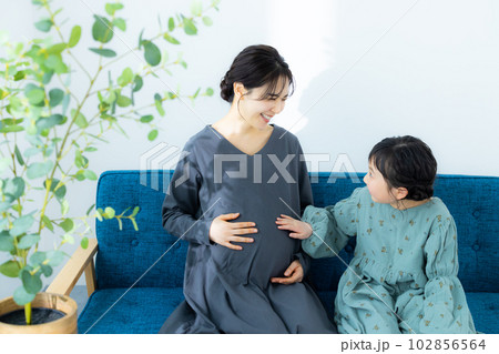 親子　妊婦　小学生の女の子　  102856564