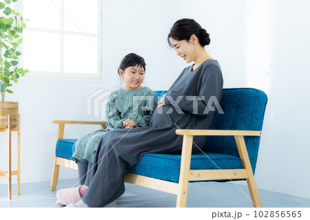 親子 妊婦 小学生の女の子 親子 妊婦 小学生の女の子 102856565