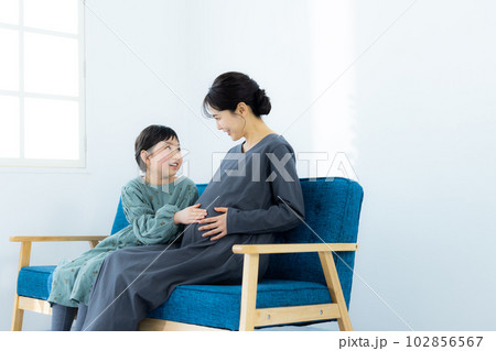 親子　妊婦　小学生の女の子　  102856567