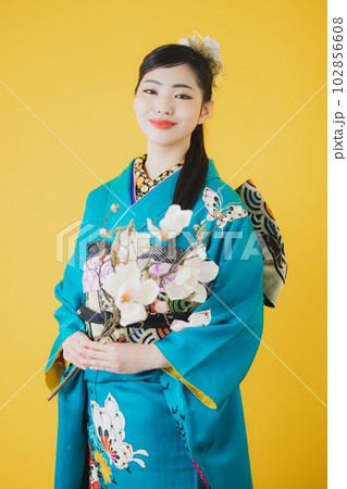 青い振袖　成人式 102856608