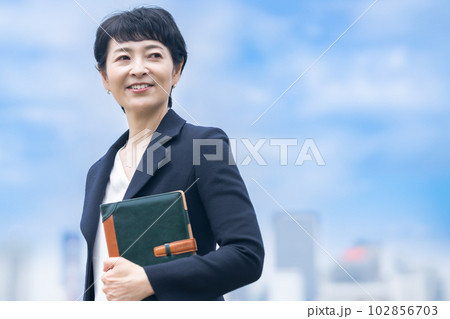ジャケットを着た50代女性管理職のポートレート 102856703