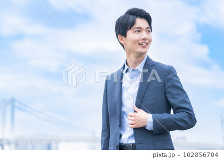 ビジネスカジュアル姿の若いビジネスマン 102856704