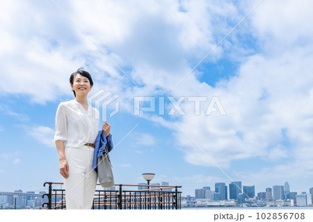 爽やかな紫外線が強い日の50代ビューティーイメージ 102856708