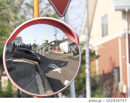 住宅地の安全確認用カーブミラーに映る軽自動車 102856747