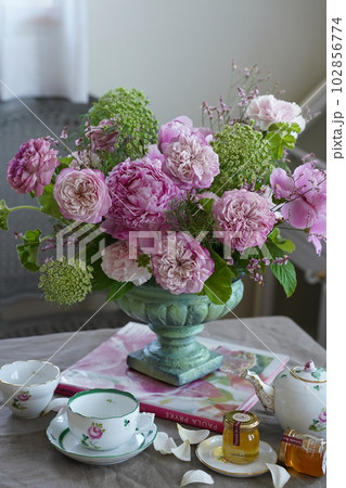 ローズとピオニーのアレンジメント 102856774