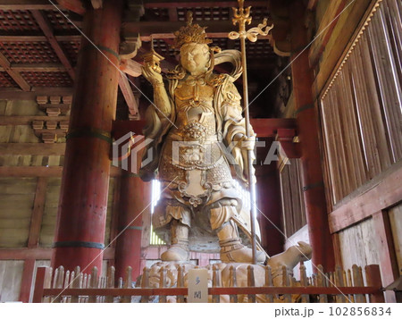 東大寺大仏殿の多聞天立像 東大寺大仏殿の多聞天立像 102856834